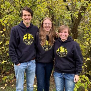 Quadratisches Bild des neuen Vorstand. v. l. n. r.: Fabian Vizi, Laura-Sophie Wölm. Eva Nortmann