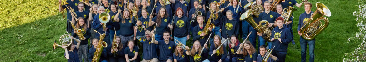 Gruppenfoto der Musiker, die ihre Instrumente in die Höhe halten.